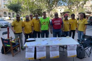 UGT  acampa frente el edificio principal de Correos en València para denunciar el desguace del servicio público