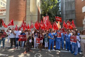 El personal técnico superior y medio de sanidad se concentra para exigir su reclasificación profesional