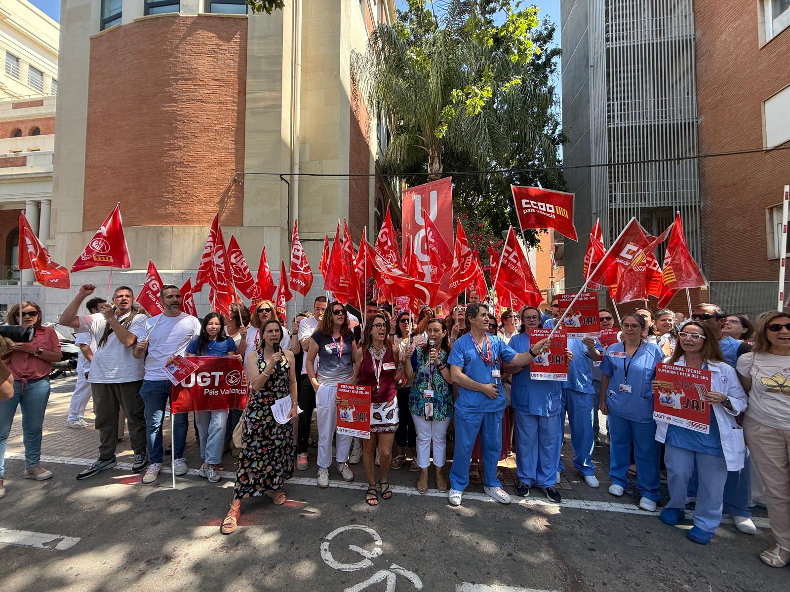 El personal técnico superior y medio de sanidad se concentra para exigir su reclasificación profesional