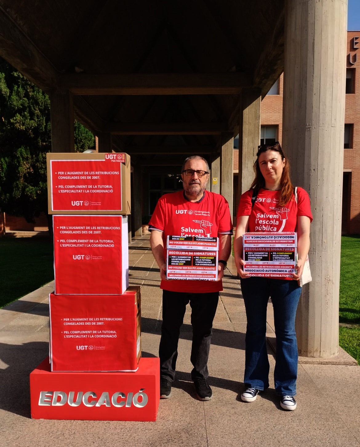 En este momento estás viendo UGT registra les primeres 5.000 firmes per a exigir a la Conselleria d’Educació que negocie la millora de les retribucions del professorat