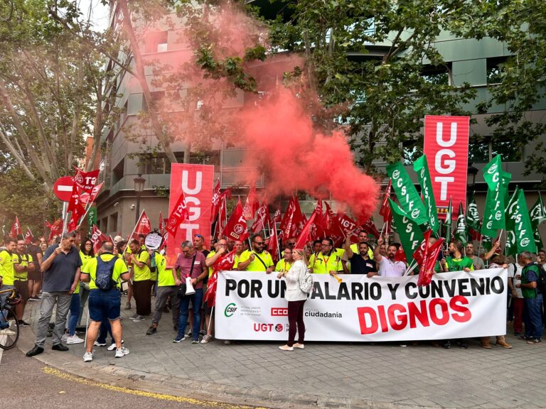 Lee más sobre el artículo El personal del transporte sanitario en ambulancia protesta ante Sanidad para exigir salarios y condiciones dignas