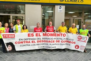 Protesta en la oficina de correos de Xirivella por el déficit de plantilla