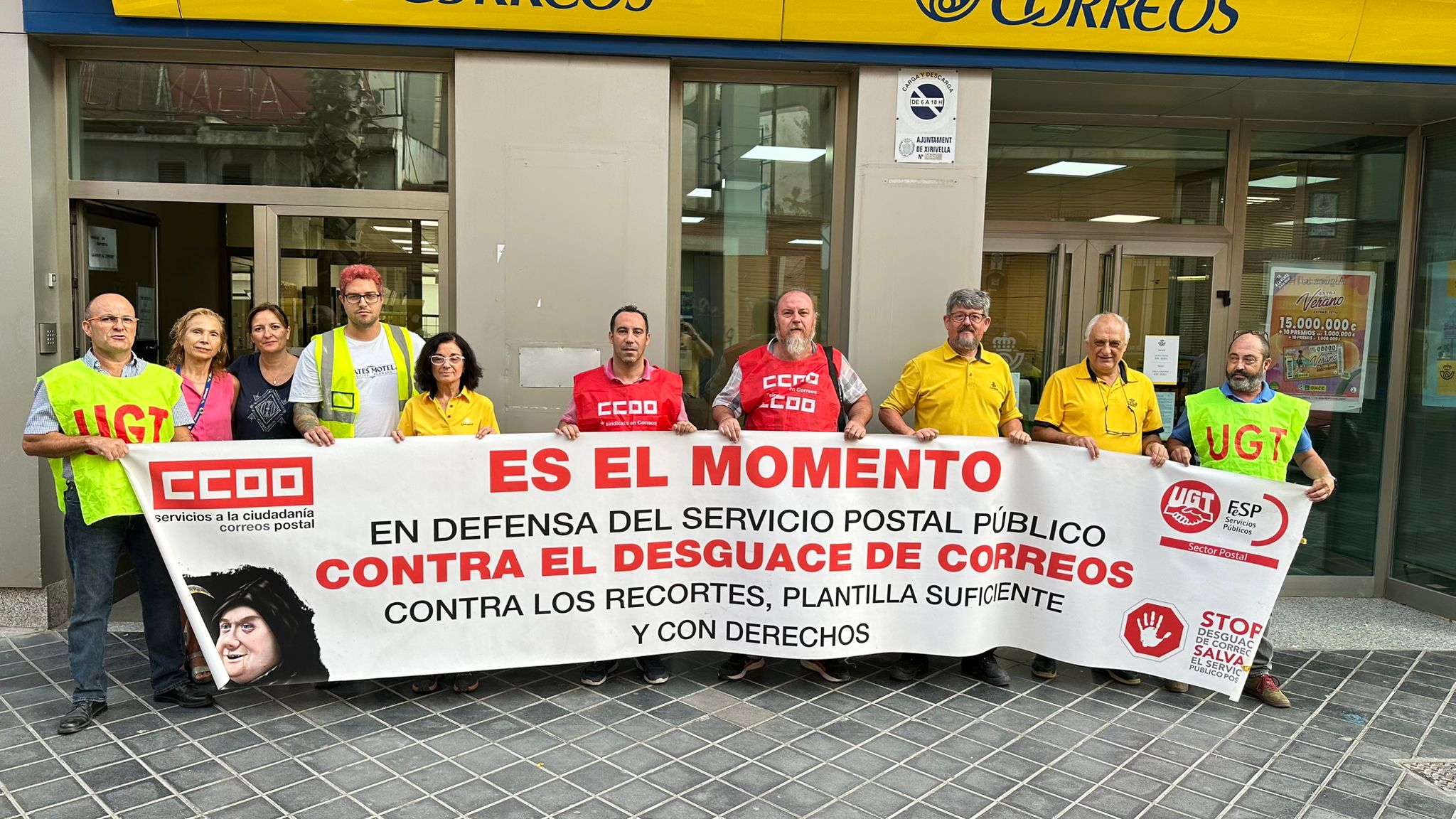 Protesta en la oficina de correos de Xirivella por el déficit de plantilla