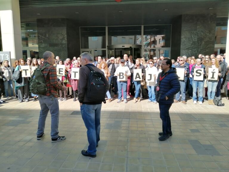 Lee más sobre el artículo Concentración frente a Servicios Sociales para exigir el mantenimiento de los programas de teletrabajo