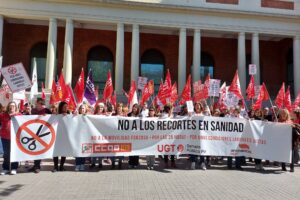 El personal sanitario se concentra para decir no a los recortes del Gobierno de Carlos Mazón