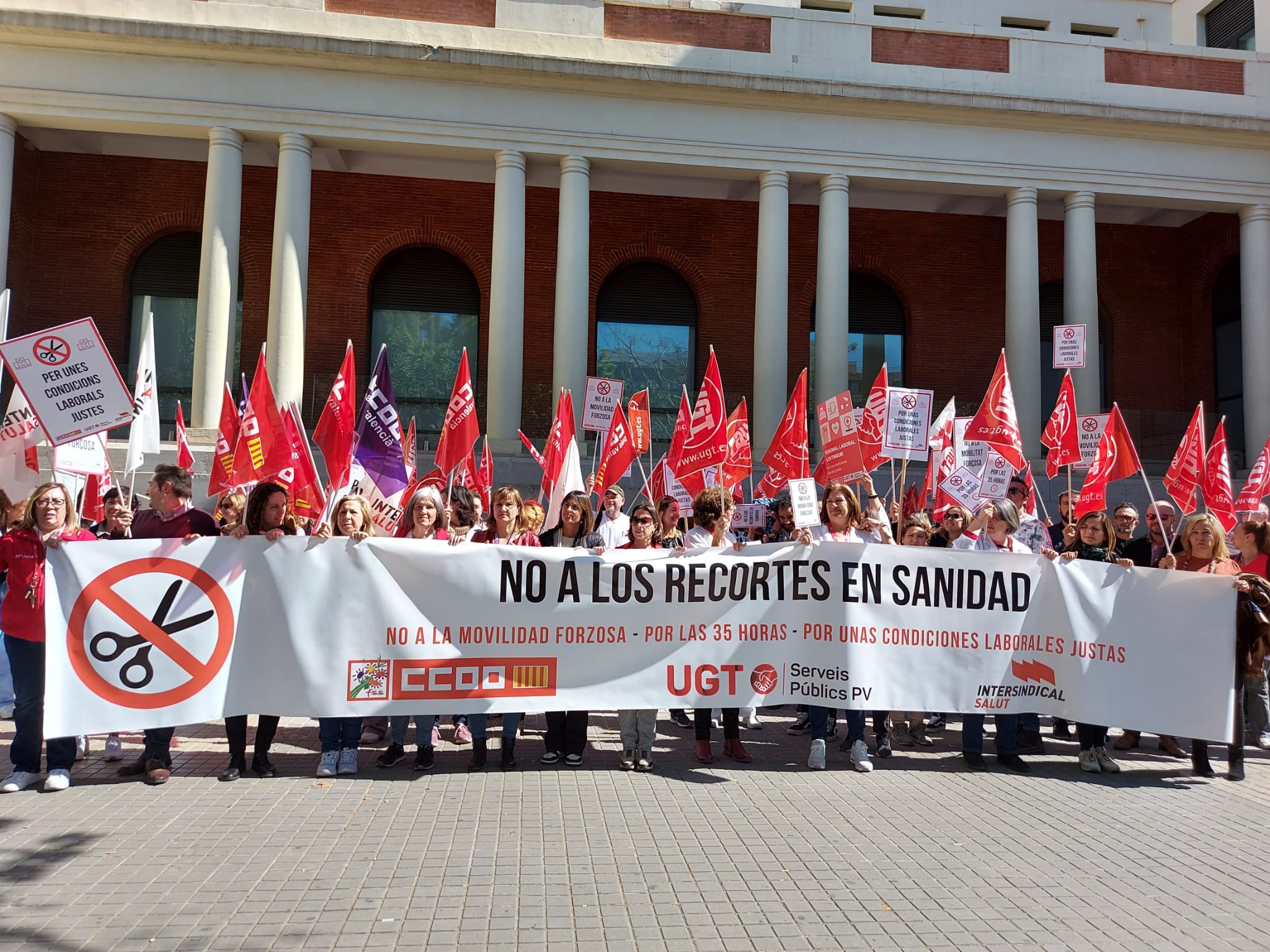 El personal sanitario se concentra para decir no a los recortes del Gobierno de Carlos Mazón