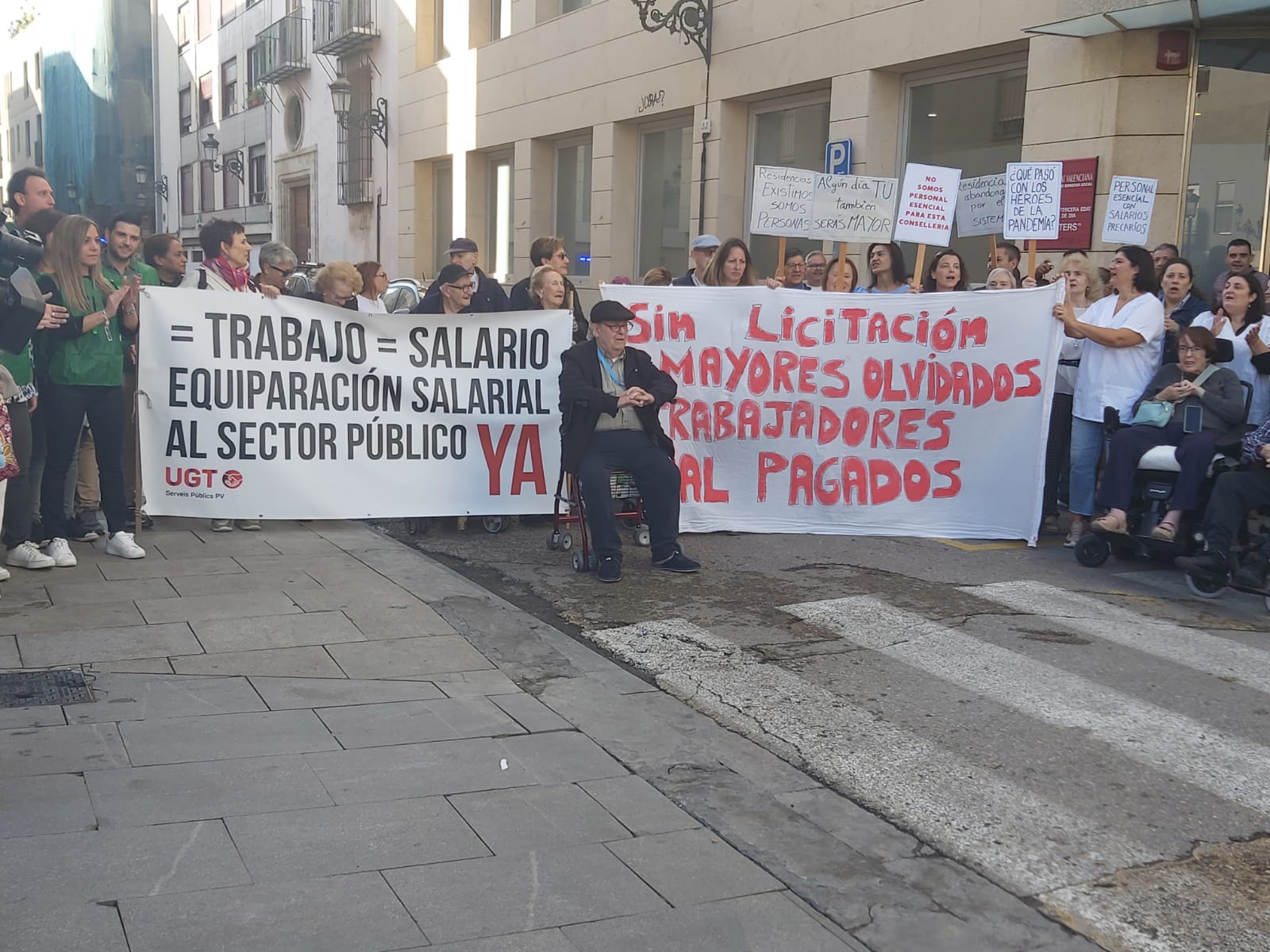 Clamor para exigir condiciones laborales justas para el personal de los centros de personas mayores