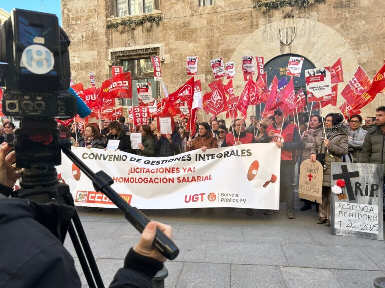 Lee más sobre el artículo Concentración para exigir salarios dignos en servicios sociales