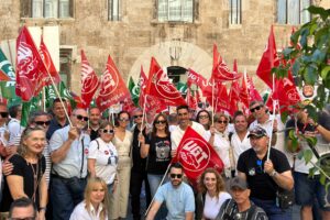 Concentración frente al Palau contra la política sanitaria del Consell