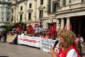 Concentración del personal de ayuda a domicilio para denunciar el retraso del Ayuntamiento de València en aprobar la subida salarial