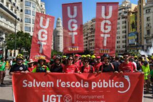 La quarta setmana de vaga educativa indefinida manté la pressió al carrer i força la Conselleria a negociar