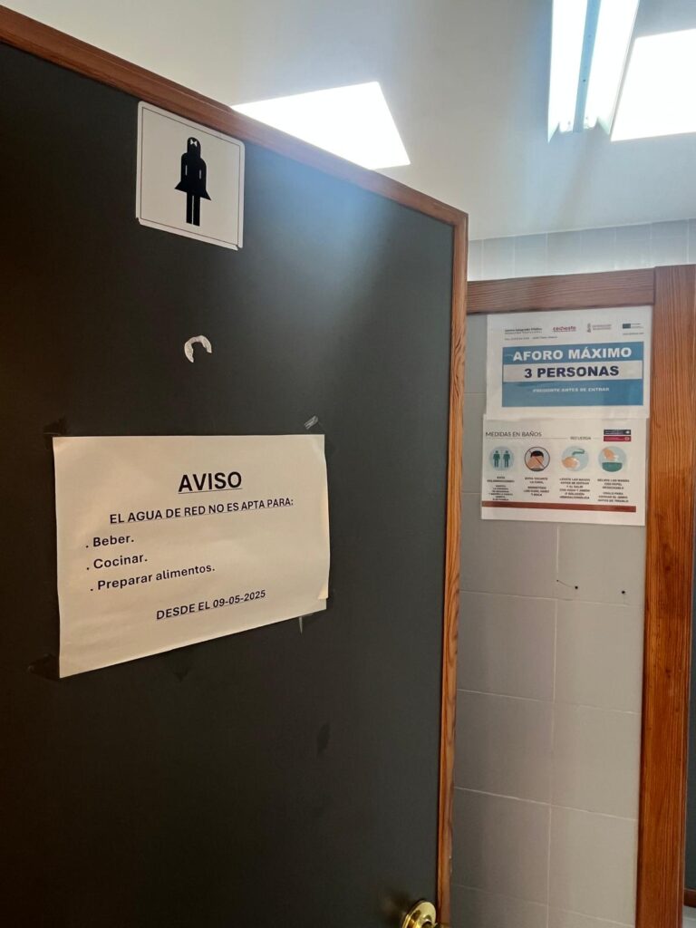 Lee más sobre el artículo UGT denuncia que el complex de Xest arranca el curs amb l’aigua contaminada i botelles de plàstic com a solució