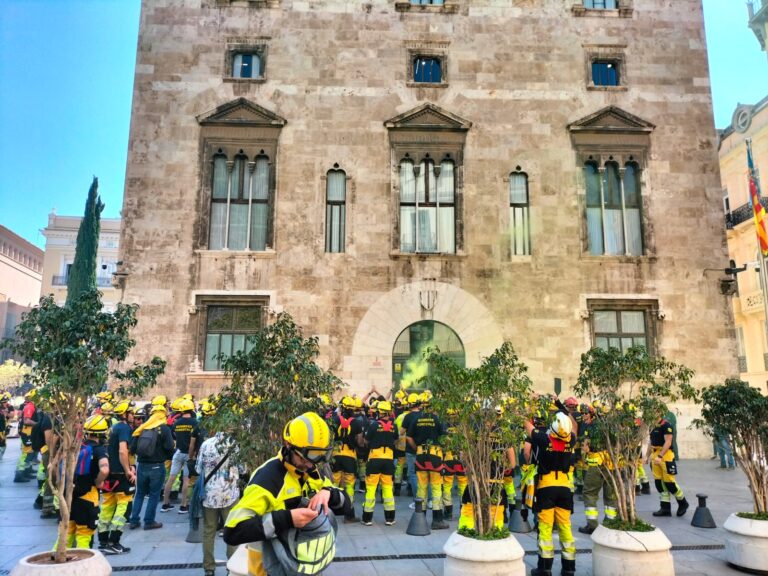 Lee más sobre el artículo Bomberos y bomberas forestales, contra los recortes