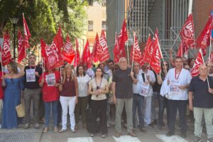 UGT se concentra frente a los hospitales para denunciar la situación límite de la sanidad pública