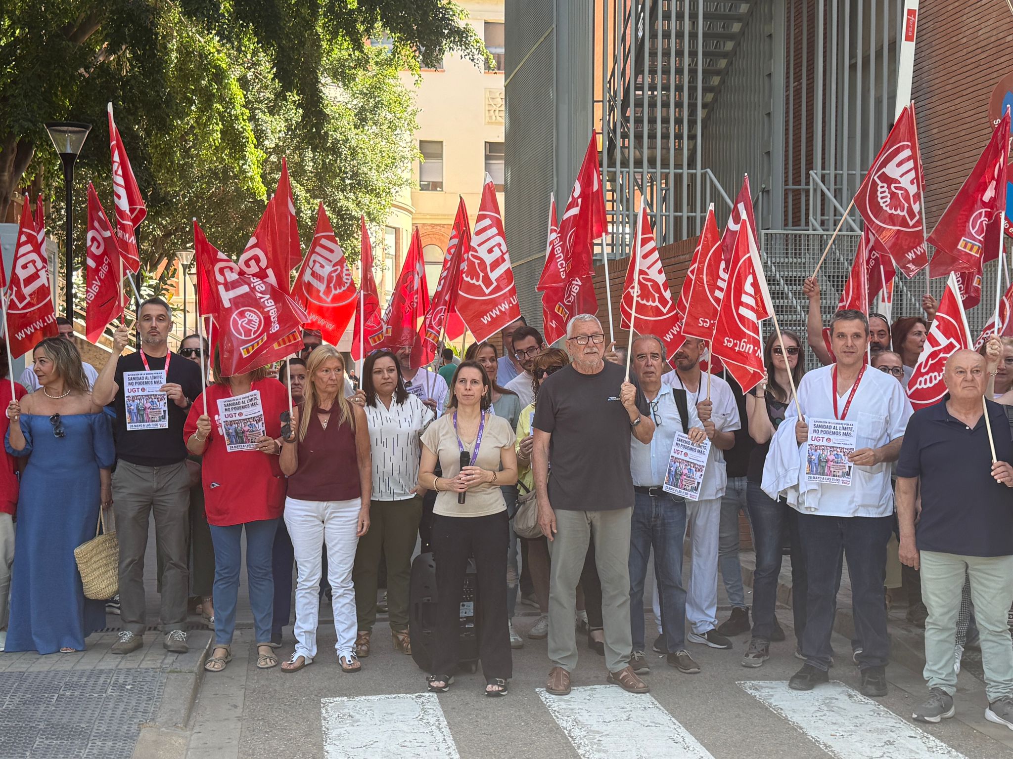 UGT se concentra frente a los hospitales para denunciar la situación límite de la sanidad pública