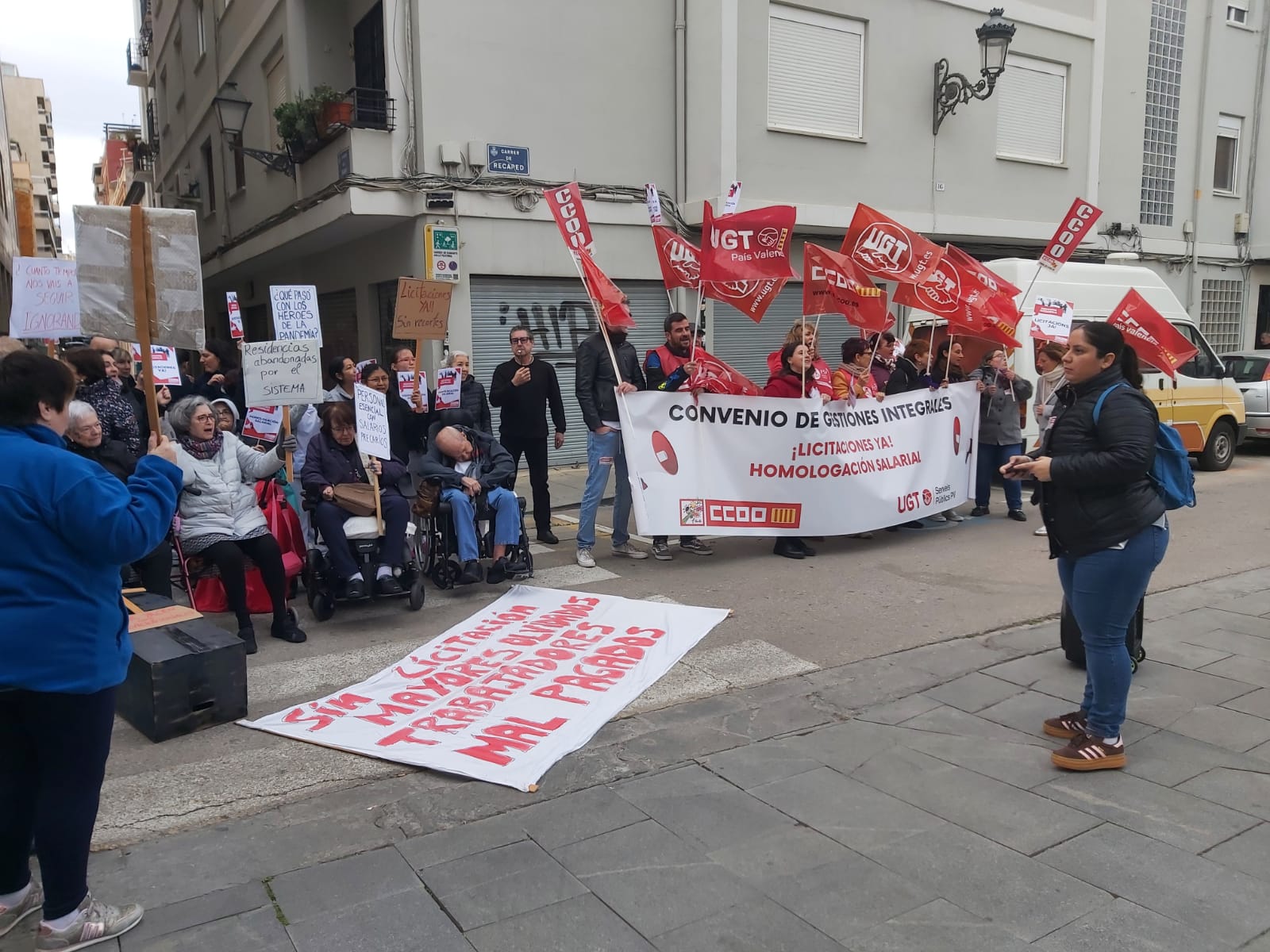 En este momento estás viendo Así viven las trabajadoras de los centros sociales de gestión integral: apenas mil euros y noches a 0,80 euros la hora