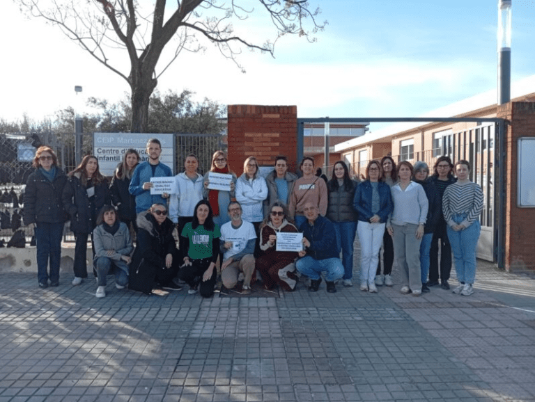 Lee más sobre el artículo Concentracions als centres per un ensenyament públic digne: el professorat diu prou a la inacció de la conselleria