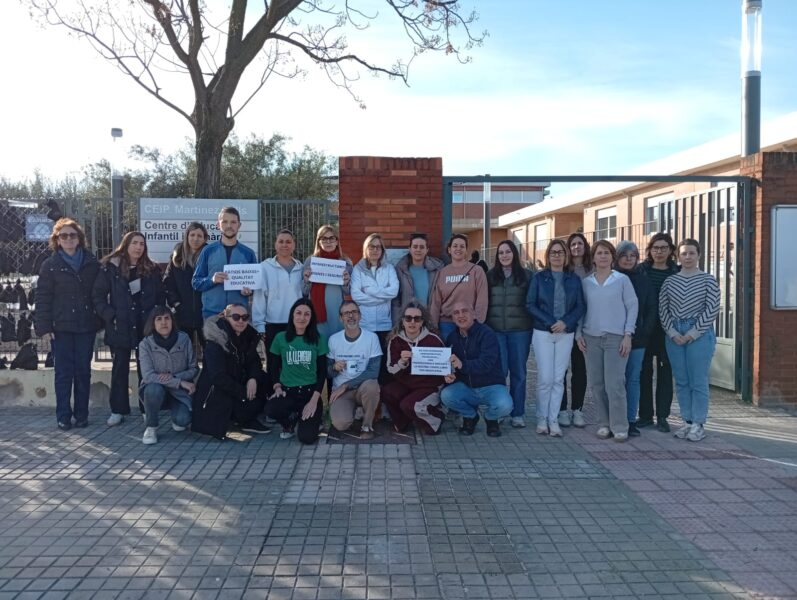 En este momento estás viendo Concentracions als centres per un ensenyament públic digne: el professorat diu prou a la inacció de la conselleria