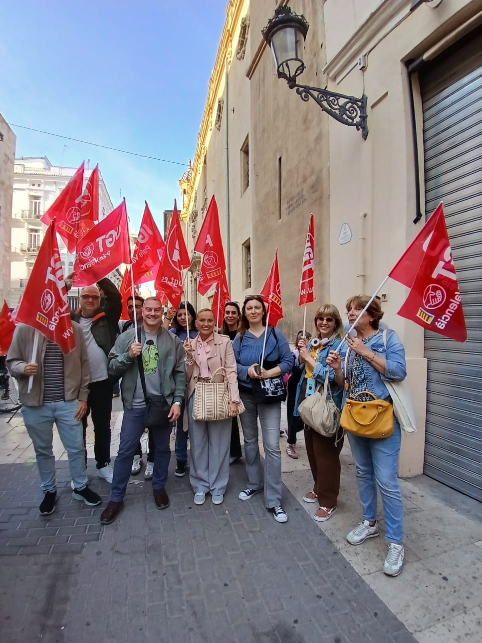 En este momento estás viendo Concentración frente a Les Corts en defensa la jubilación parcial de la enseñanza concertada