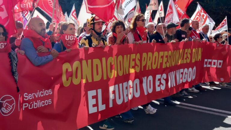 Lee más sobre el artículo Miles de personas reclaman dignidad laboral en la lucha contra los incendios forestales