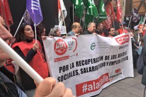 Protesta de trabajadoras y trabajadores de servicios sociales en Alicante para exigir el pago de las nóminas y dignidad laboral