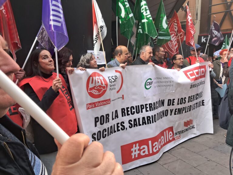 Lee más sobre el artículo Protesta de trabajadoras y trabajadores de servicios sociales en Alicante para exigir el pago de las nóminas y dignidad laboral