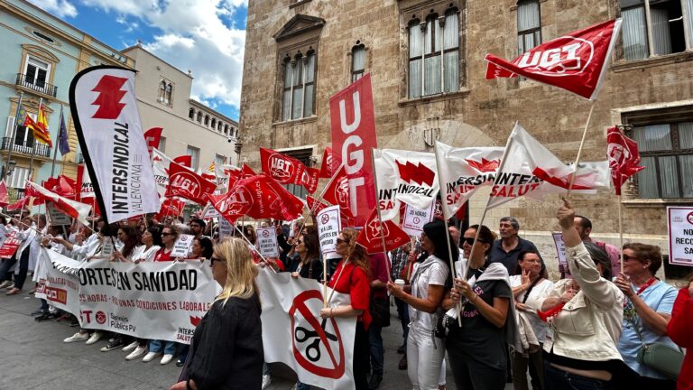 Lee más sobre el artículo El personal de la sanidad denuncia los recortes de la Conselleria de Sanidad ante el Palau de la Generalitat