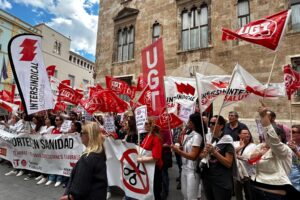 El personal de la sanidad denuncia los recortes de la Conselleria de Sanidad ante el Palau de la Generalitat